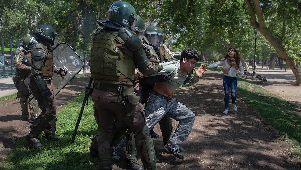 En photos : émeutes, pillages et violences déchirent le Chili