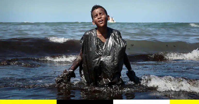 Comment l’image d’un garçon couvert de pétrole est devenue un symbole au Brésil