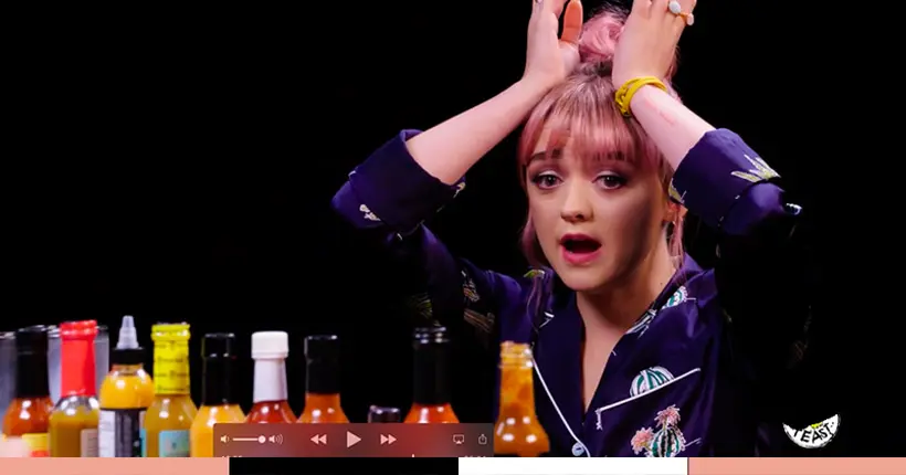 Vidéo : Maisie Williams raconte les secrets de GoT en mangeant du poulet (très) épicé