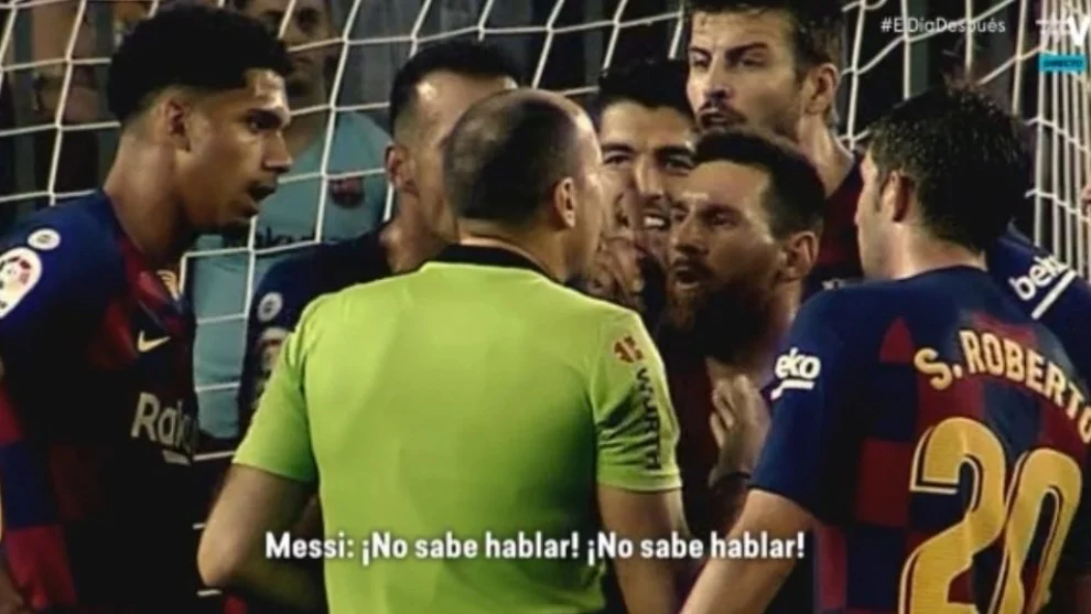 “Il ne sait pas parler !” : quand Messi défend Dembélé auprès de l’arbitre