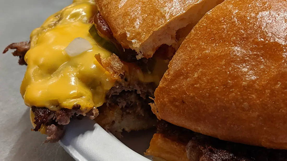 Classique américain, le smash burger débarque à Paris chez Dumbo