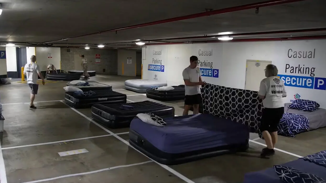 Vidéo : en Australie, des lits dans un parking pour héberger les sans-abri