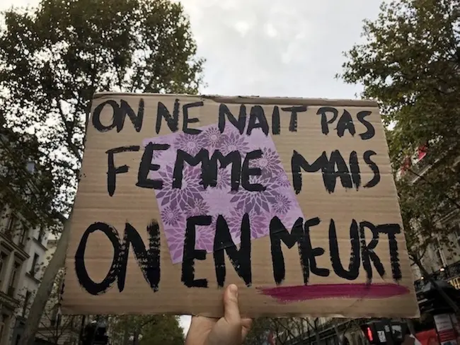 En images : les meilleurs slogans de la marche contre les violences faites aux femmes