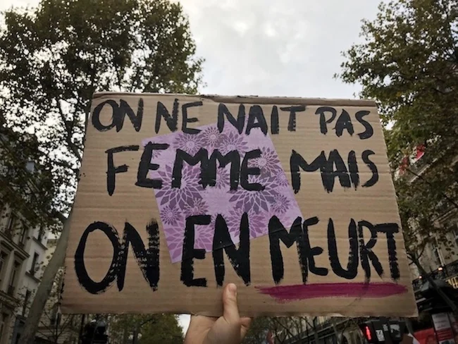 En images : les meilleurs slogans de la marche contre les violences faites aux femmes