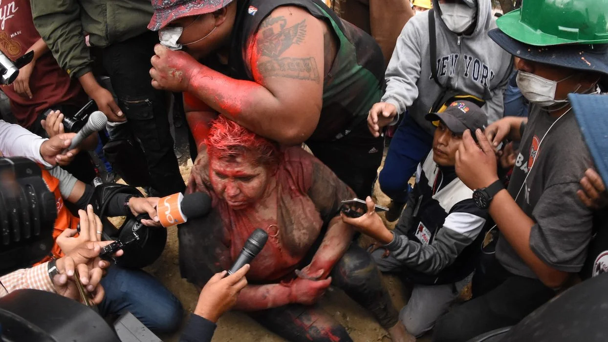 Recouverte de peinture rouge et forcée à marcher pieds nus : une élue bolivienne humiliée