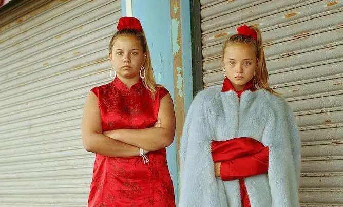 Le passage de l’enfance à l’adolescence de deux sœurs anglaises documenté par Dean Davies