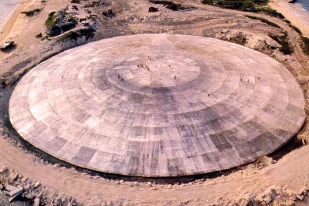 Un gigantesque dôme rempli de déchets nucléaires se fissure sur une île du Pacifique