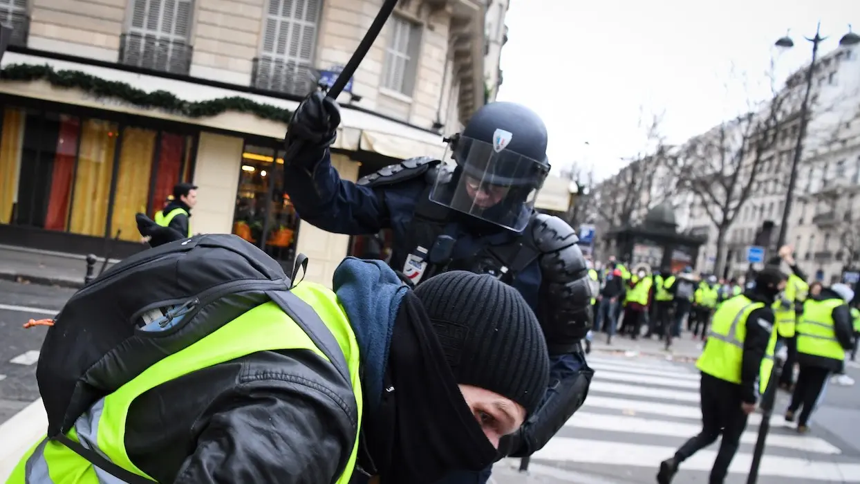 Premier procès d’un policier pour des violences contre des gilets jaunes à Paris