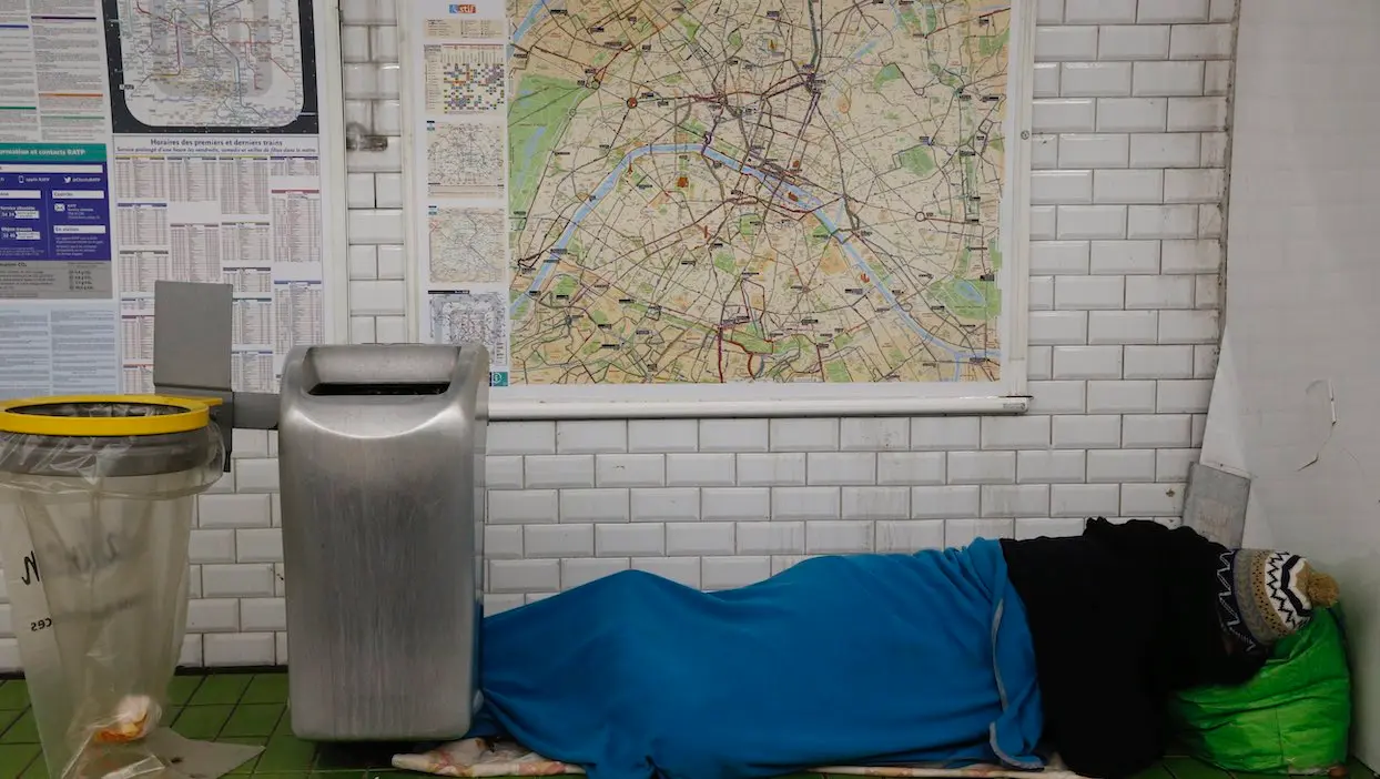 De plus en plus de sans-abri réfugiés dans le métro sont des travailleurs pauvres