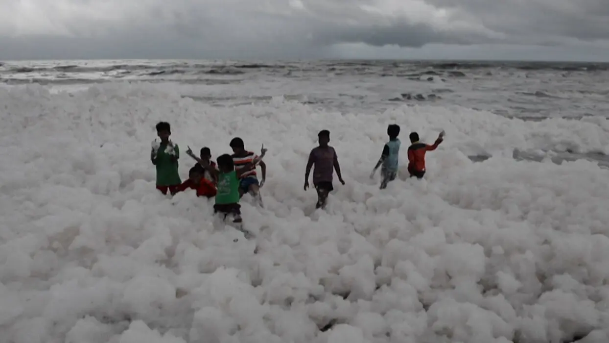 Vidéo : ces enfants jouent dans de la mousse toxique