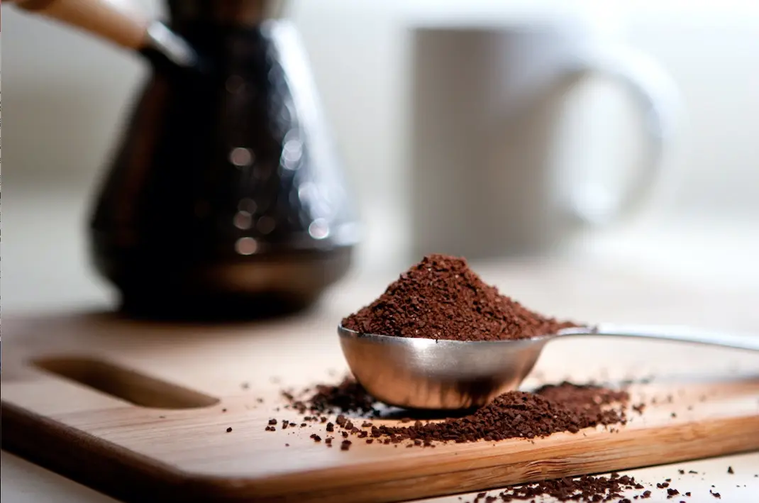Gommage, engrais, anti-guêpe : 5 trucs de grand-mère à base de café