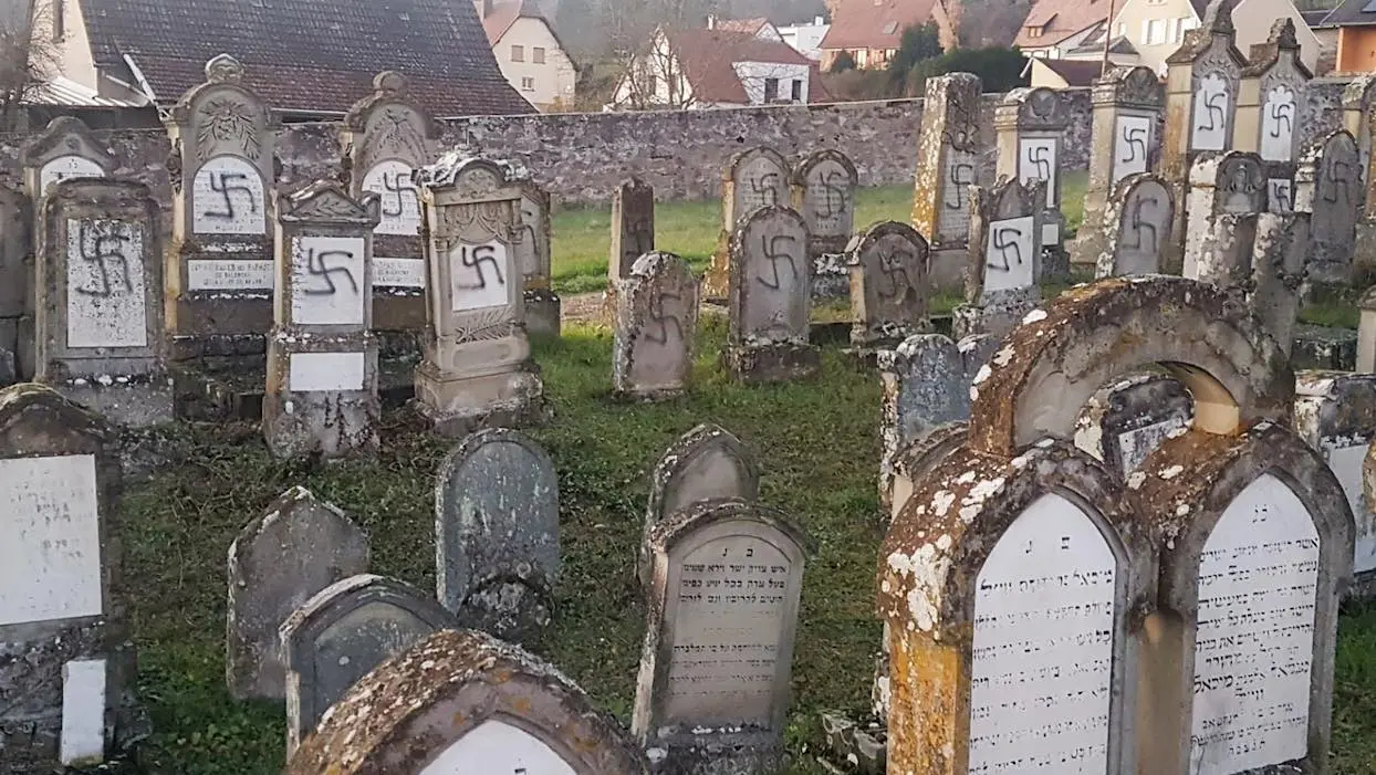 Plus de 100 tombes profanées dans un cimetière juif alsacien : “C’est la consternation”