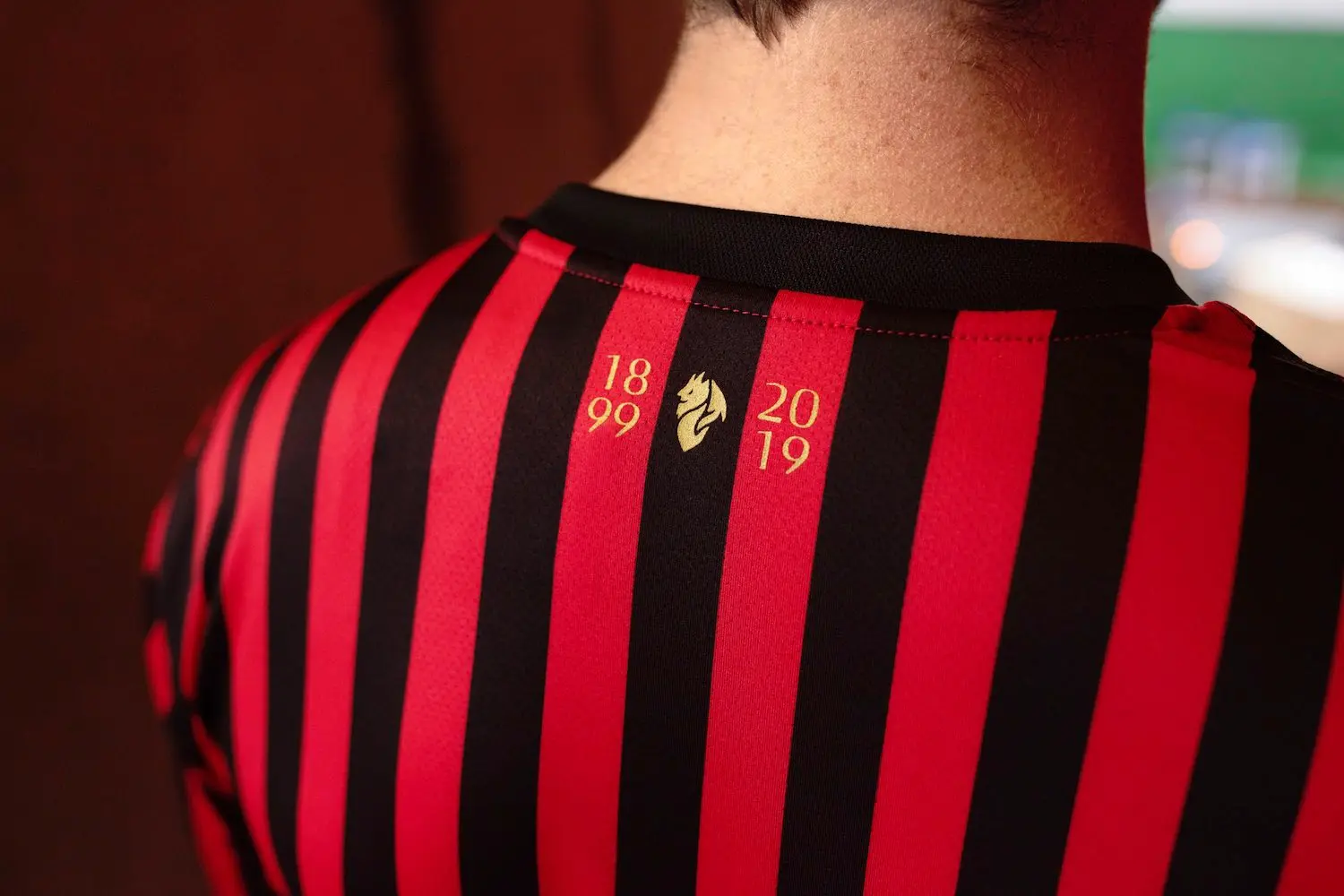 En images : découvrez le maillot collector des 120 ans de l’AC Milan