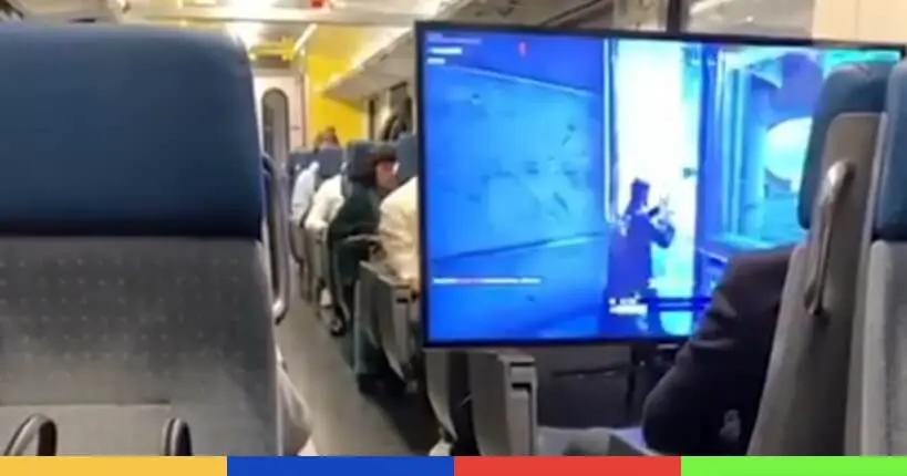 OKLM : il installe une énorme télé dans le train pour jouer à Fortnite