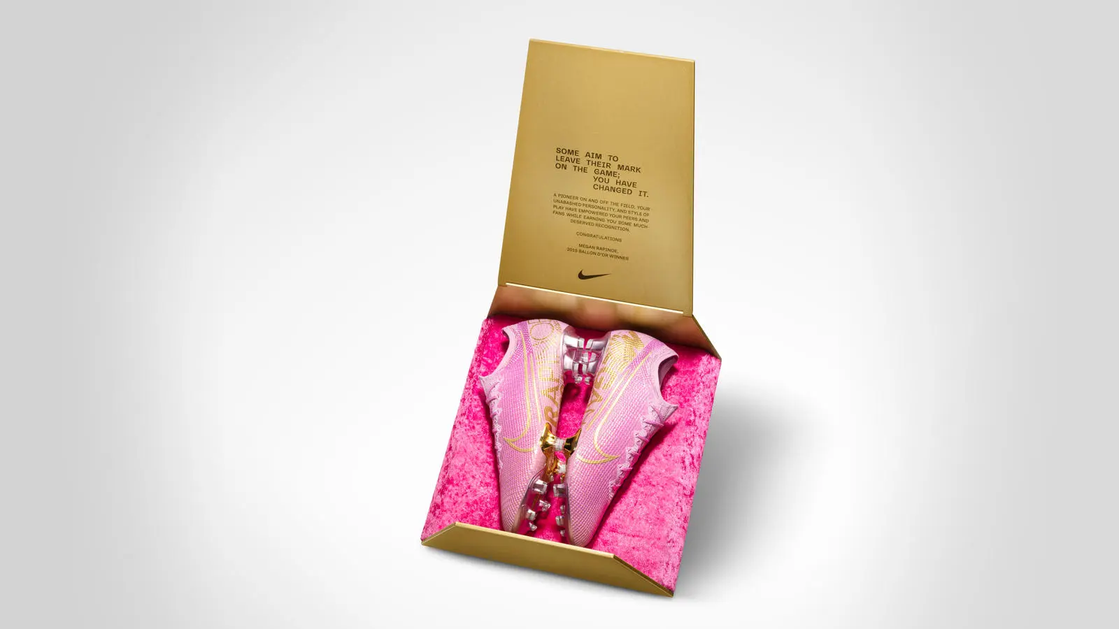 En images : Nike sort une paire rose pastel pour le sacre de Megan Rapinoe