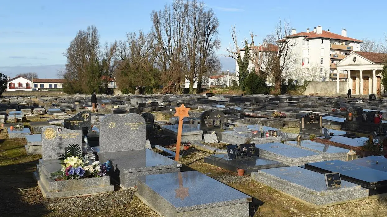Des tombes “explosées” : nouvelles dégradations dans un cimetière juif