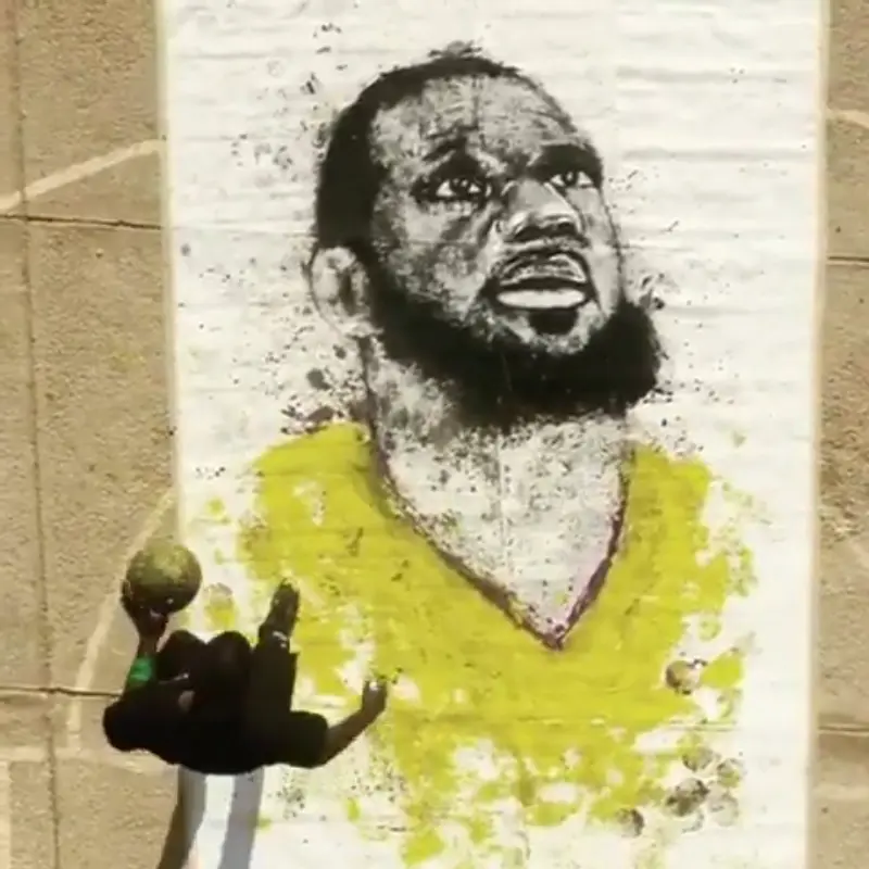 Vidéo : il peint le portrait de LeBron James en dribblant