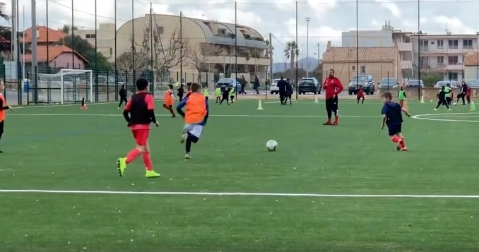 Le football passe au vert avec un terrain en noyaux d’olives à La Ciotat