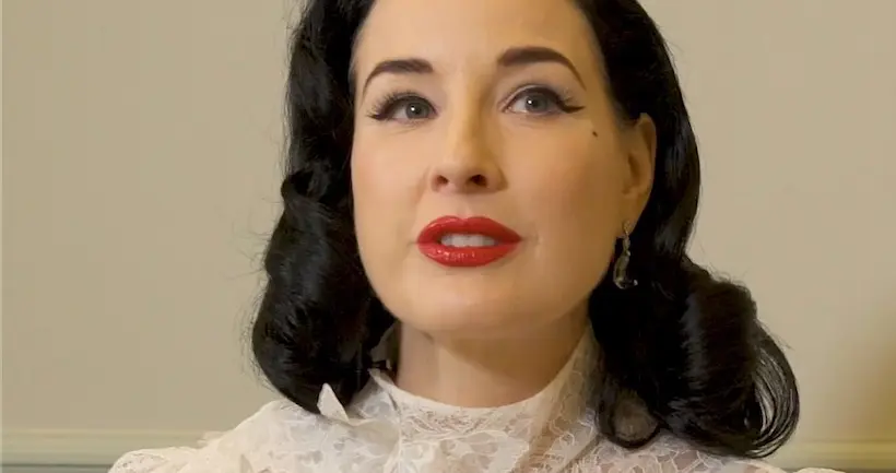 Vidéo : Dita Von Teese se livre sur Instagram, les réseaux sociaux et leurs travers