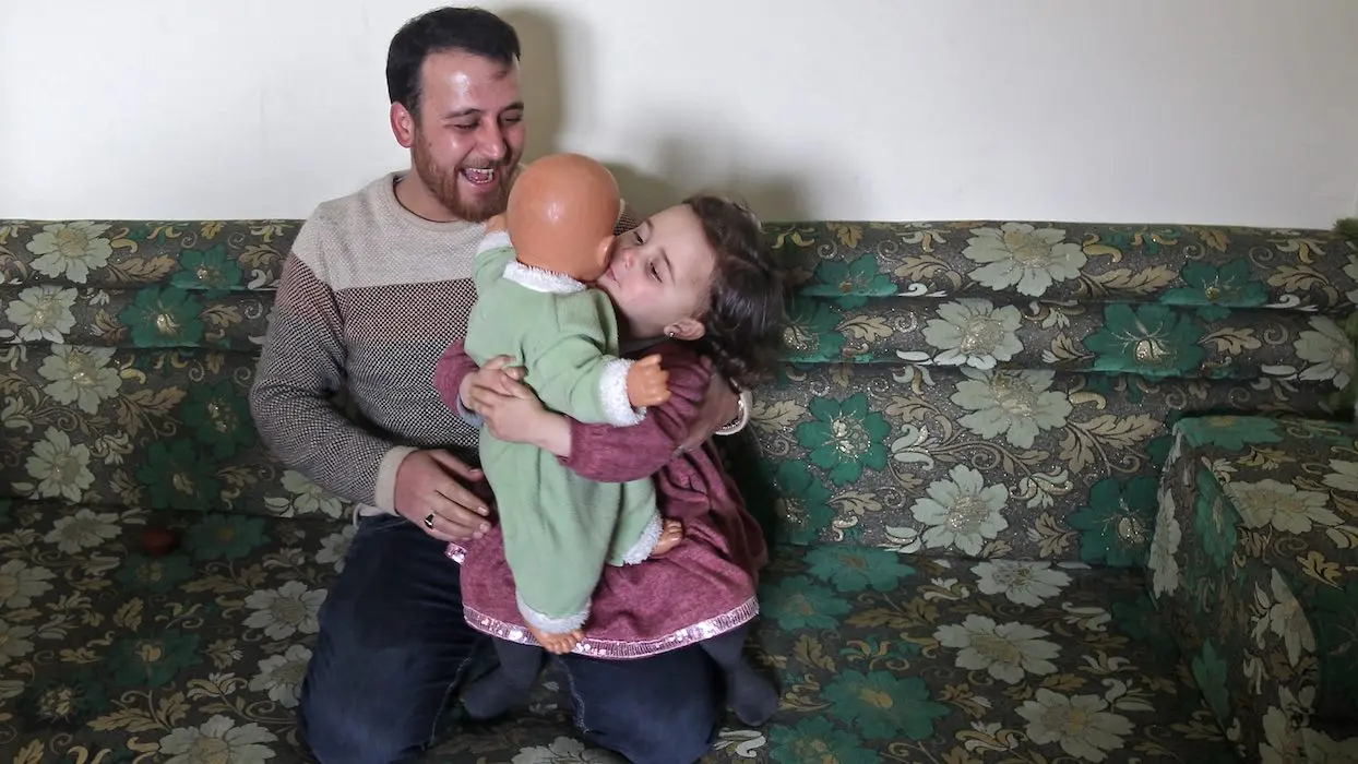 Syrie : un père apprend à sa fille à rire des bombardements
