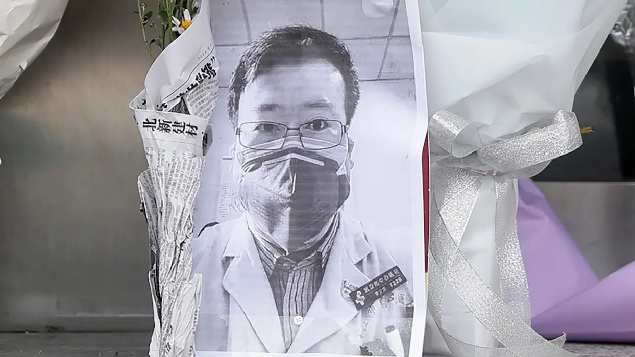 Chine : la mort du médecin lanceur d’alerte provoque une vague de contestation du régime