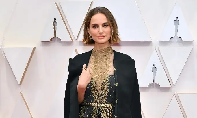 Vidéo : aux Oscars, Natalie Portman a tenu à faire passer un message… avec sa robe