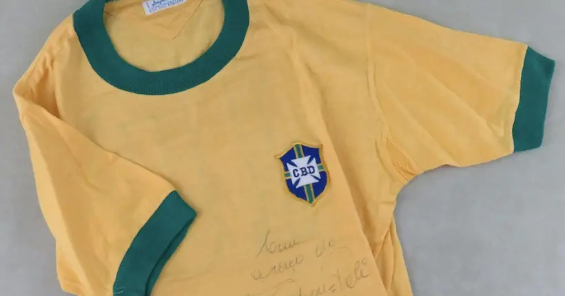 Un maillot dédicacé de Pelé va être vendu aux enchères en France