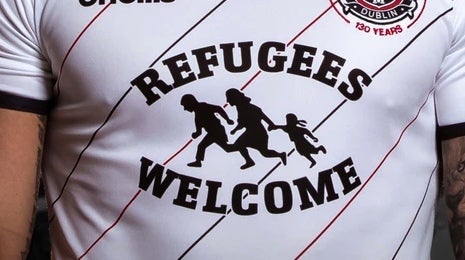 En Irlande, le Bohemian FC dévoile un maillot floqué “Refugees Welcome”
