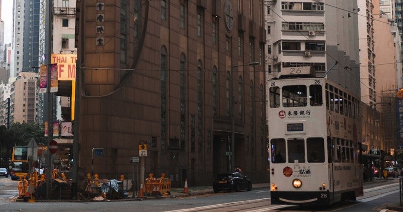 À Hong Kong, la photo d’un tramway crée une illusion d’optique et devient virale