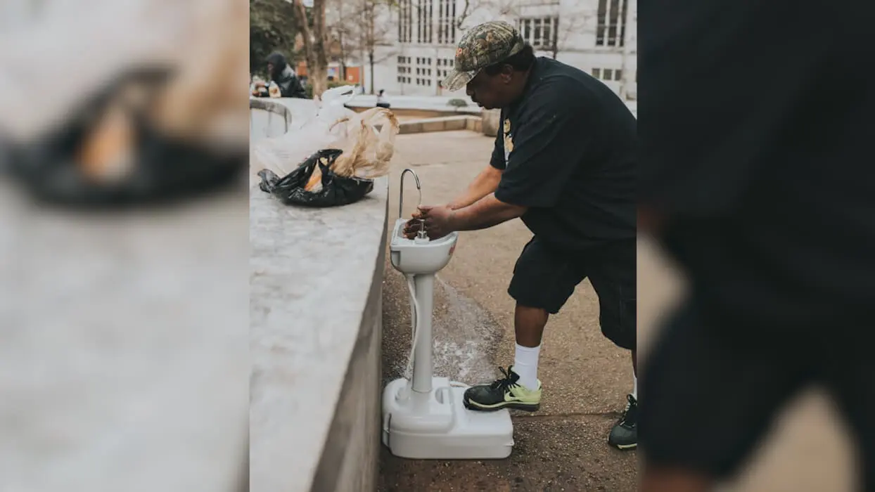 Vidéo : des lavabos portables pour que les SDF puissent se laver les mains