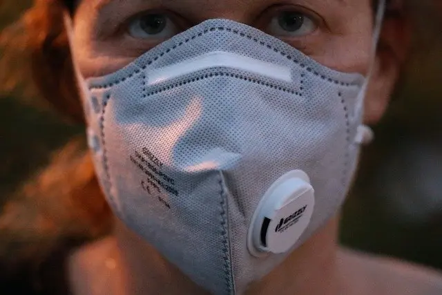 En Irlande du Nord, une usine de sports fabrique désormais des masques de protection