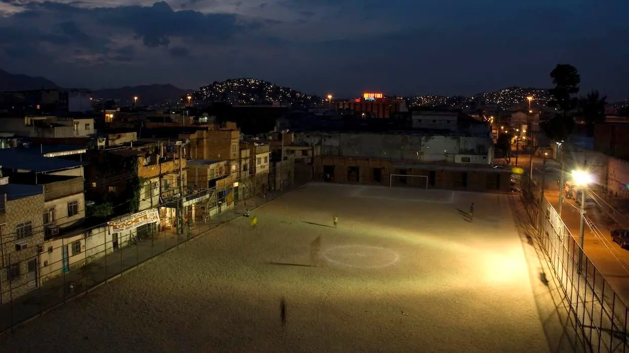 Rio : des gangs veillent au couvre-feu pour lutter contre le Coronavirus dans les favelas