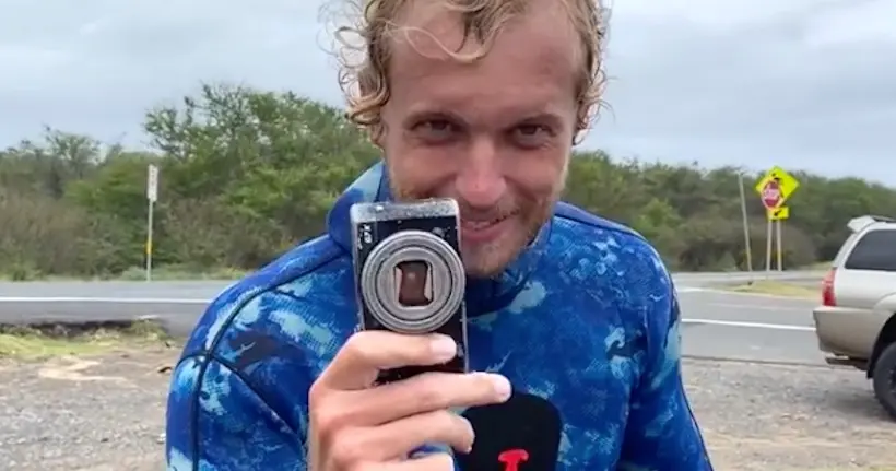 Il trouve un appareil photo dans la mer et fait un vlog de vacances pour ses propriétaires