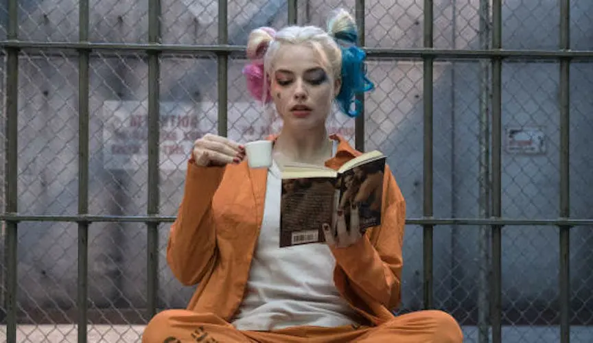 Vidéo : pendant le confinement, Margot Robbie lit des histoires aux enfants