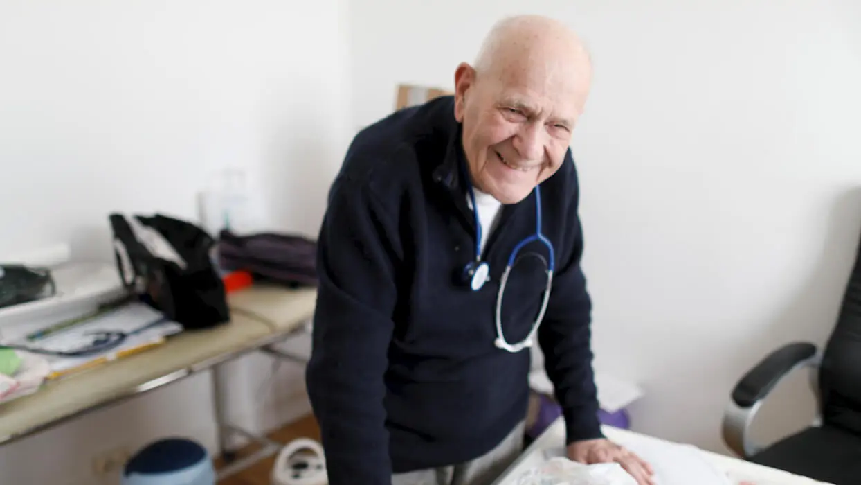Vidéo : à 98 ans, le plus vieux médecin de France face au Covid-19