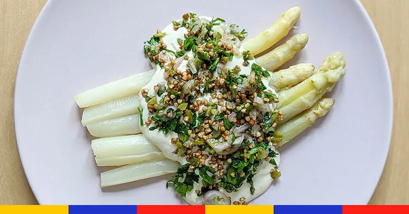 Tuto : asperges blanches, crème au miso, échalotes et sarrasin torréfié