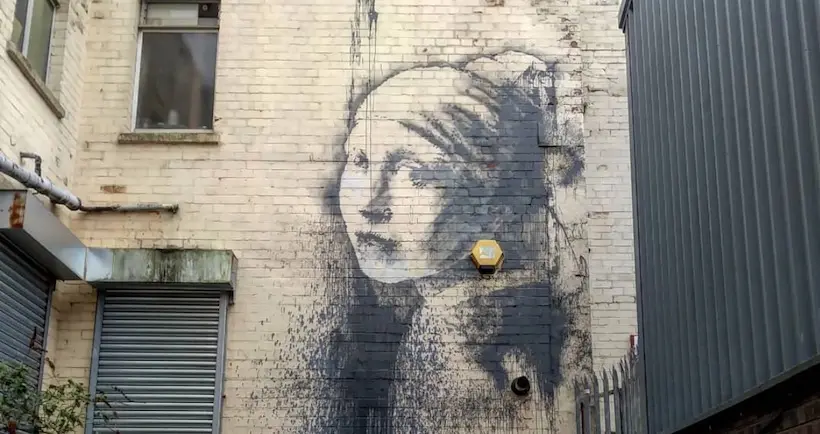 La Jeune Fille au tympan percé de Banksy porte désormais un masque de protection
