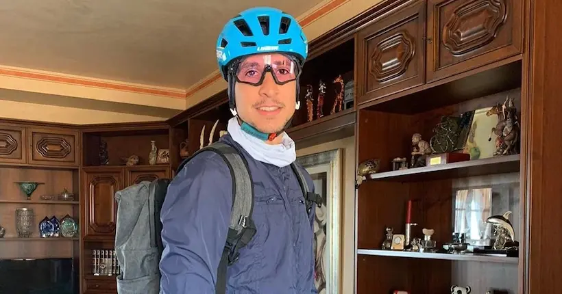 En Italie, un coureur cycliste enfourche son vélo pour livrer des médicaments