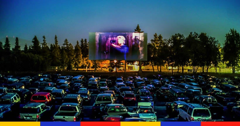 Aux États-Unis, des restos transforment leur parking en cinéma “drive-in”