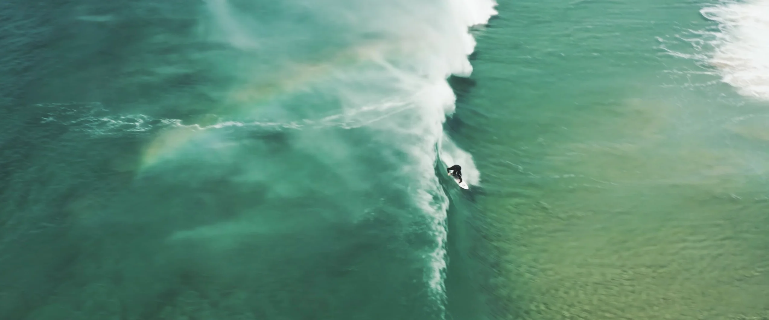 Vidéo : dans ce court-métrage absolument sublime, les surfeurs deviennent des artistes