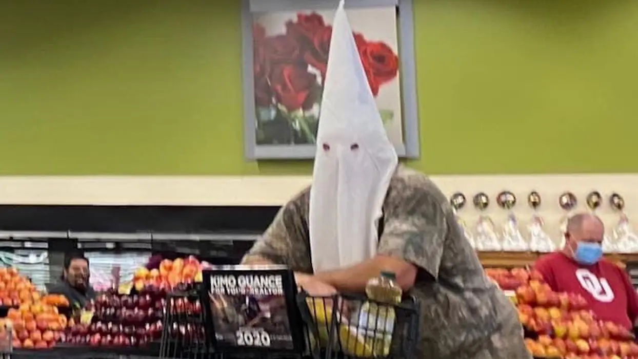 États-Unis : un homme fait ses courses avec une cagoule du Ku Klux Klan en guise de masque