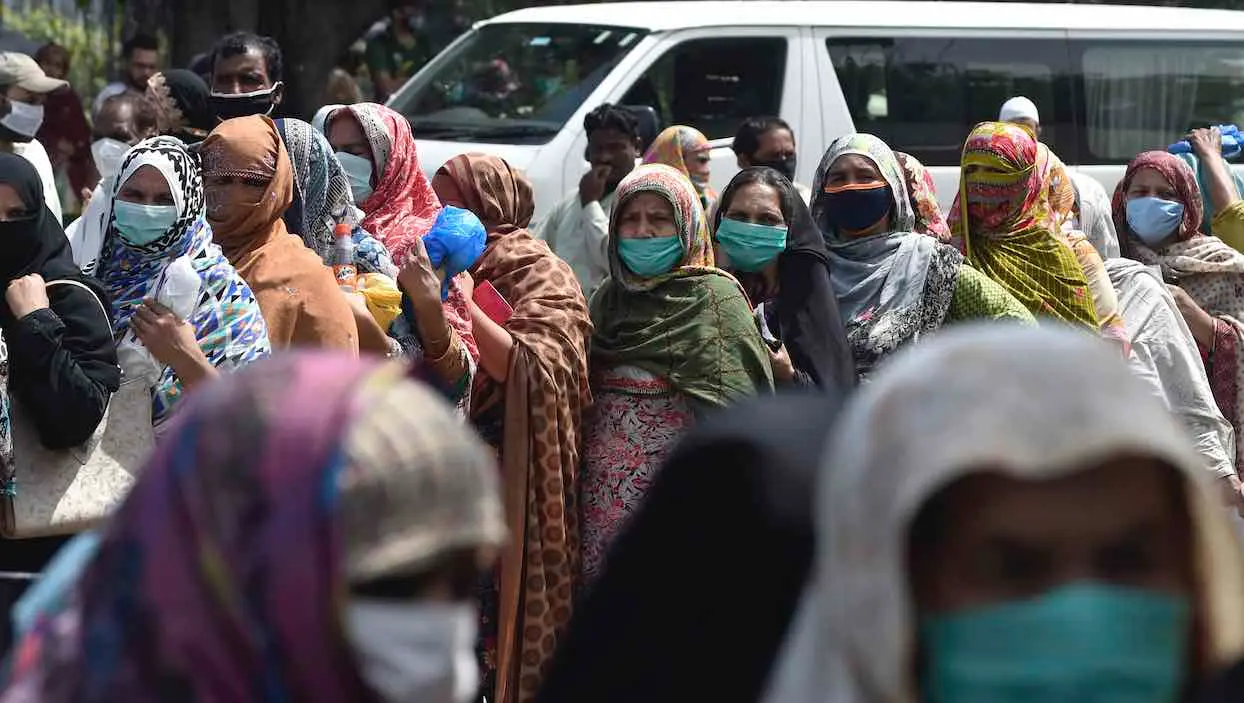 Le manque de “pudeur” des femmes profite au coronavirus, selon un imam pakistanais