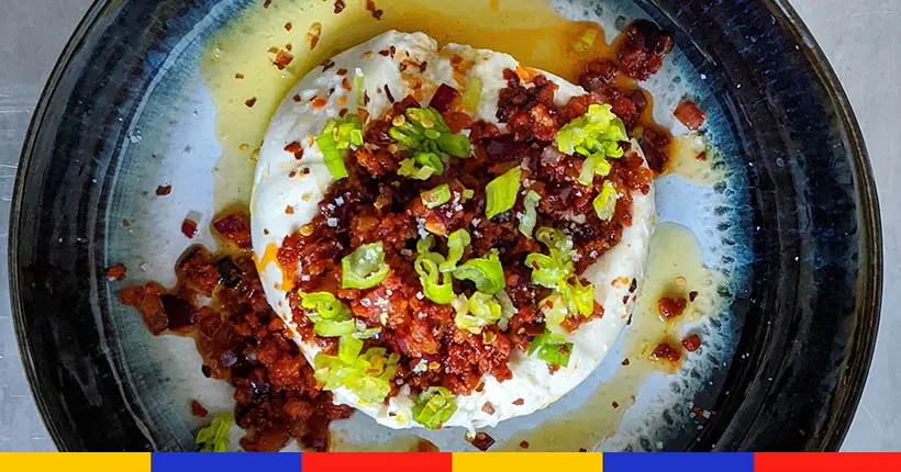 Tuto basique : burrata, chorizo grillé et oignon rouge