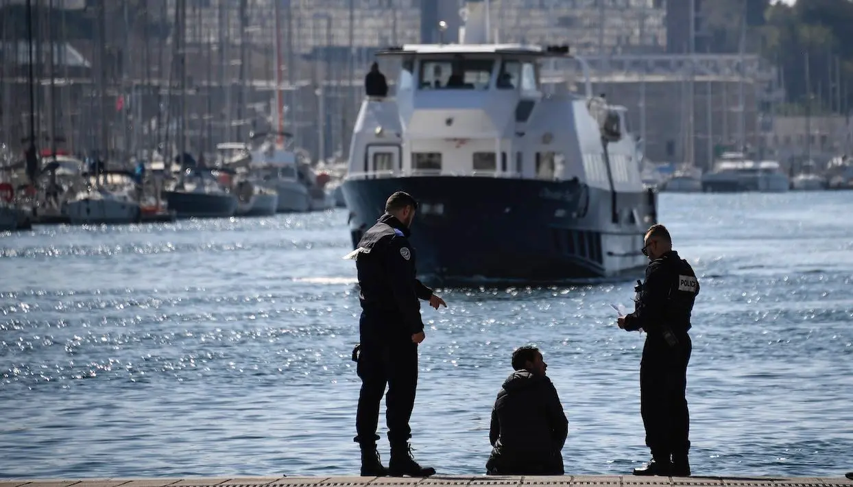 Confinement : deux policiers condamnés à de la prison ferme pour arrestation violente