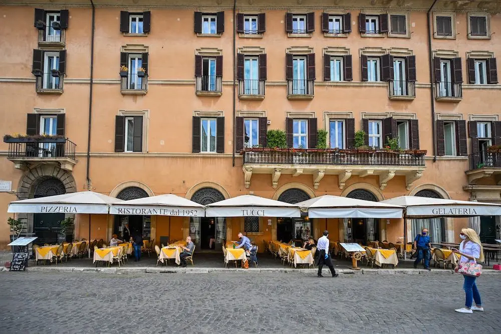 En Europe, les rues se métamorphosent et les terrasses prennent (déjà) leurs aises