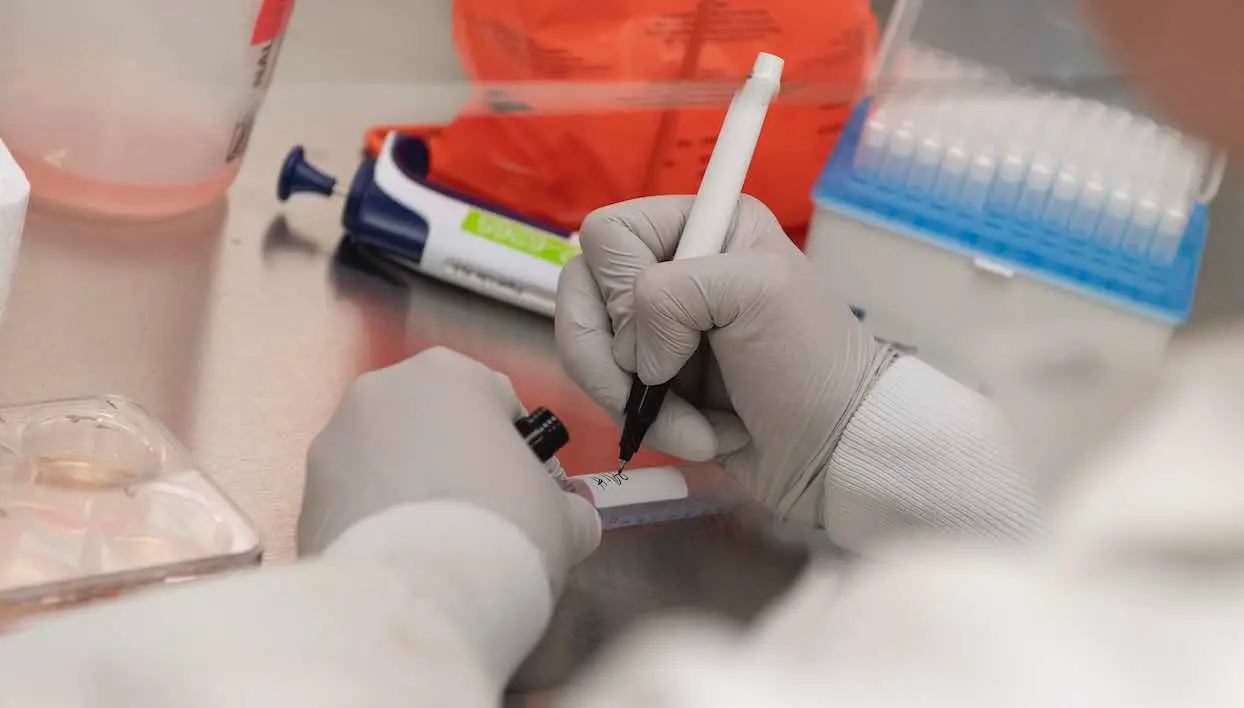 Un labo américain va commencer à produire des vaccins avant les résultats finaux des tests