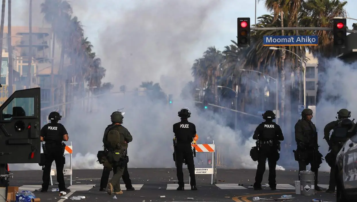 Drapeaux brûlés et couvre-feux : les troubles dans les grandes villes américaines