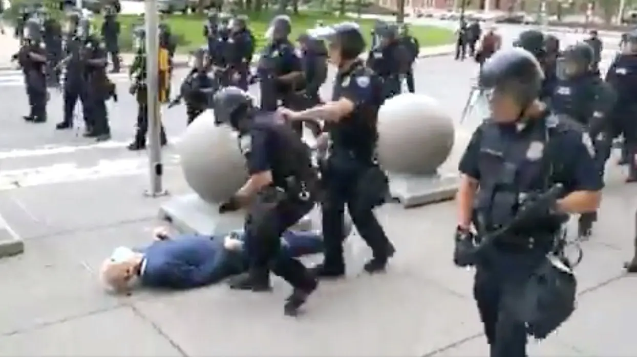 États-Unis : les images chocs de deux policiers qui font tomber un manifestant de 75 ans