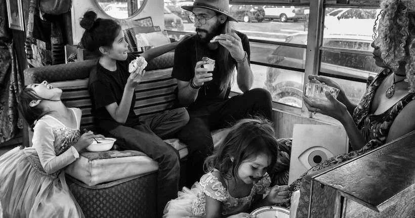 La vie d’une famille brésilienne vivant dans un bus scolaire documentée par Dotan Saguy
