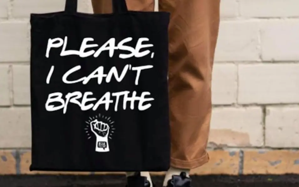 Oui, une marque a commercialisé des tote bags… “Please, I Can’t Breathe”